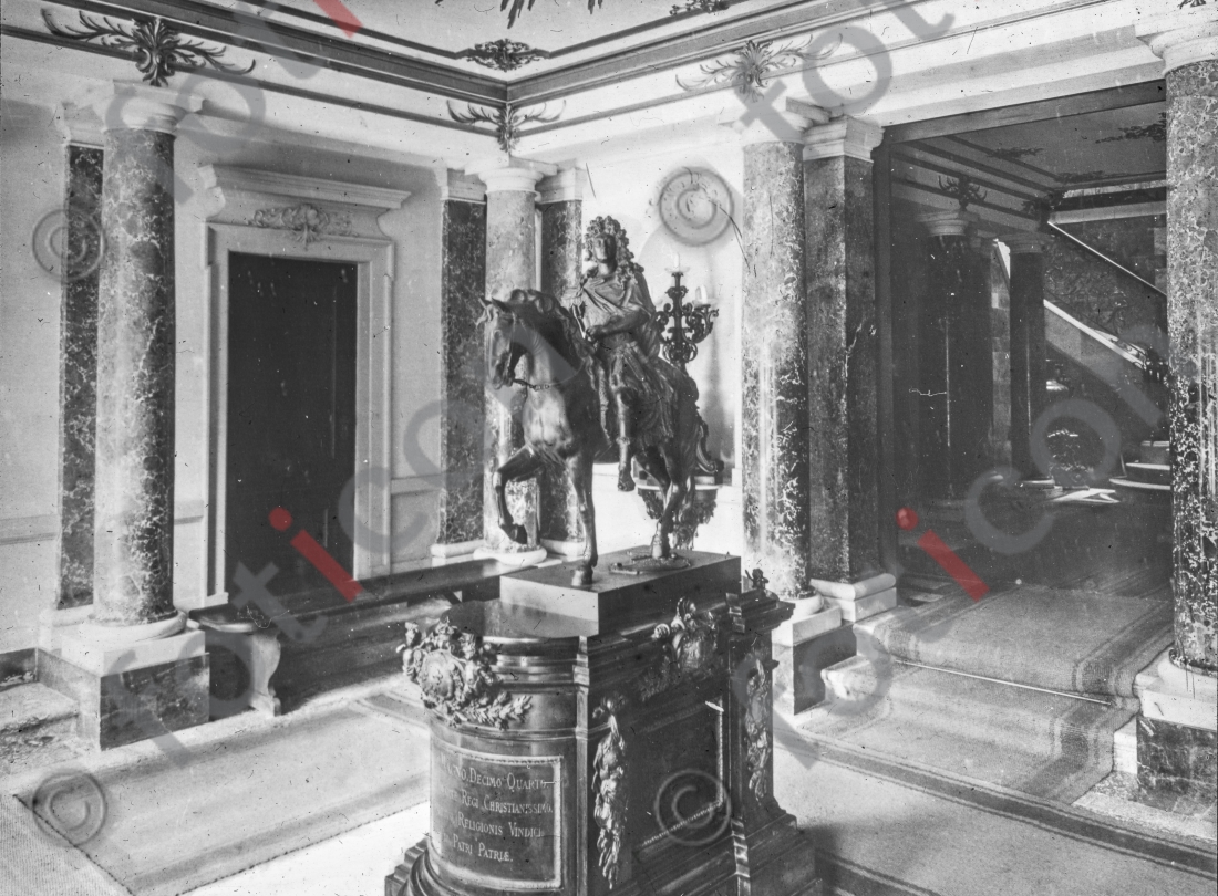 Reiterstandbild Louis XIV. | Equestrian statue of Louis XIV. - Foto foticon-simon-105-007-sw.jpg | foticon.de - Bilddatenbank für Motive aus Geschichte und Kultur